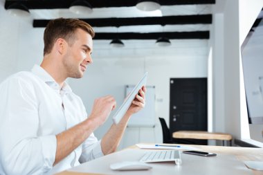 Mutlu genç işadamı tablet kullanma office