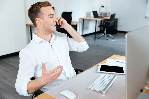 Podnikatel, pracovat a mluvit na mobilním telefonu v úřadu — Stock fotografie