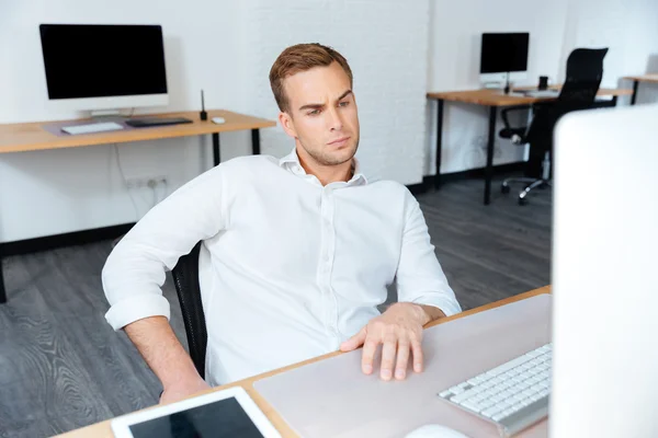 Empresario sentado en el lugar de trabajo y utilizando la computadora en la oficina —  Fotos de Stock