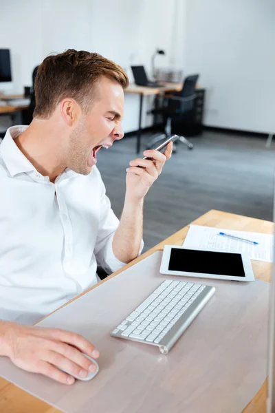 Angry mad businessman talking on mobile phone and shouting — Stock Photo, Image
