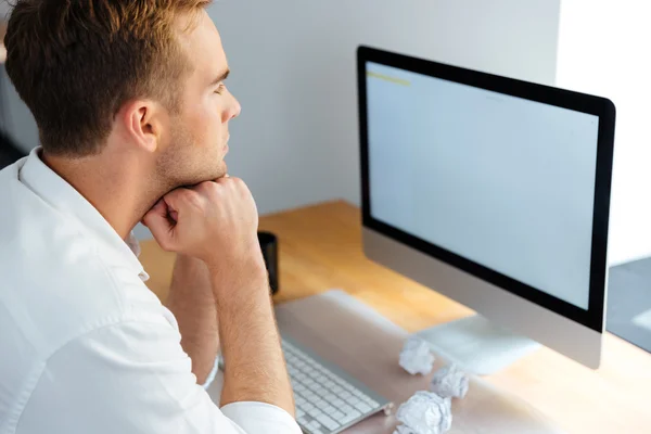 Omul de afaceri care lucrează cu un computer cu ecran gol în birou — Fotografie, imagine de stoc