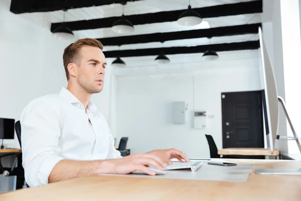 Zakenman zitten en werken met computer op werkplek — Stockfoto