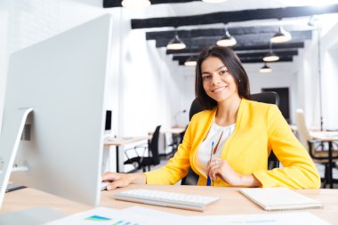 Dizüstü bilgisayar kullanma office gülümseyen bir iş kadını portresi