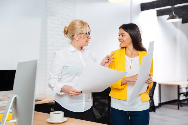 Dos empresarias reunidas en el cargo — Foto de Stock