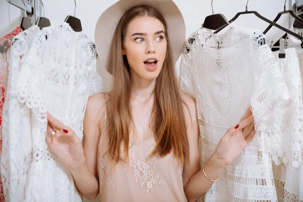 Heureuse jeune femme étonnée debout dans le magasin de vêtements — Photo