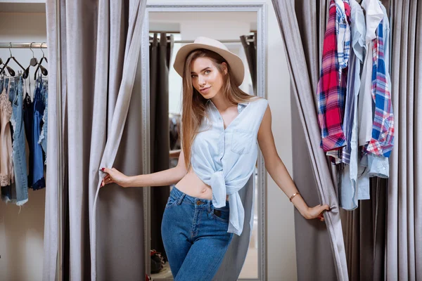 Mulher bonita no camarim da loja de roupas — Fotografia de Stock