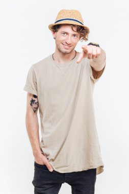 Adam işaret eden bir parmağa kamera tam uzunlukta portresi