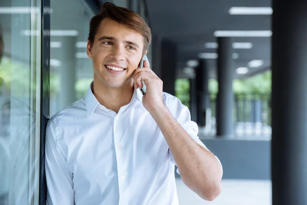 Szczęśliwy młody biznesmen rozmowy na telefon komórkowy — Zdjęcie stockowe