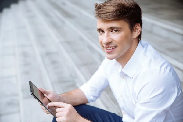 Retrato de homem de negócios feliz usando tablet ao ar livre — Fotografia de Stock