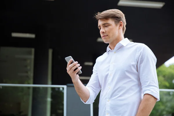 Empresario que usa teléfono móvil al aire libre — Foto de Stock