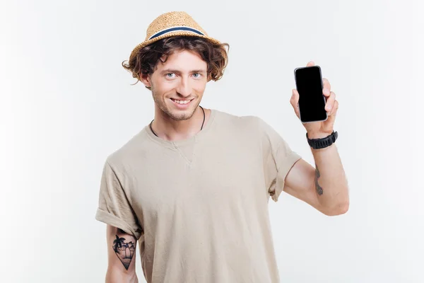 Portret van een gelukkig man presenteert smartphone met leeg scherm — Stockfoto