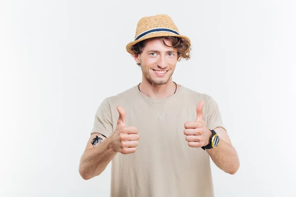 Jovem feliz bonito homem mostrando polegar para cima — Fotografia de Stock