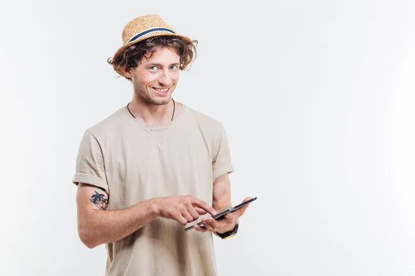 Mutlu yakışıklı genç adam tablet kullanma — Stok fotoğraf