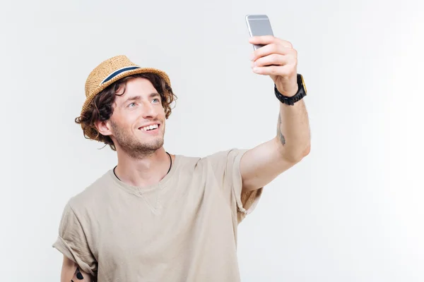 Primer plano retrato del hombre haciendo foto selfie en el teléfono inteligente — Foto de Stock