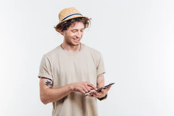 Boldog jóképű fiatalember segítségével tabletta — Stock Fotó