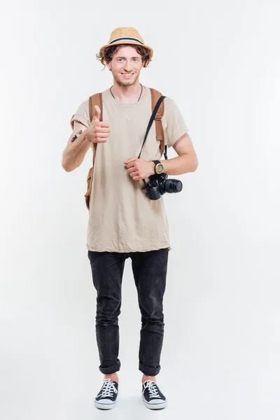 Retrato de comprimento total de bonito turista masculino olhando para a câmera — Fotografia de Stock