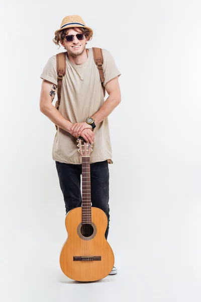 Schöner junger Mann mit Sonnenbrille spielt auf der Gitarre — Stockfoto