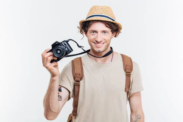 Jovem sorridente homem segurando câmera retro — Fotografia de Stock