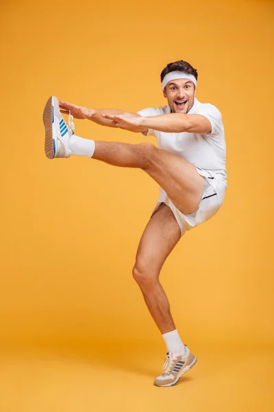 Feliz joven deportista de pie y haciendo ejercicio — Foto de Stock