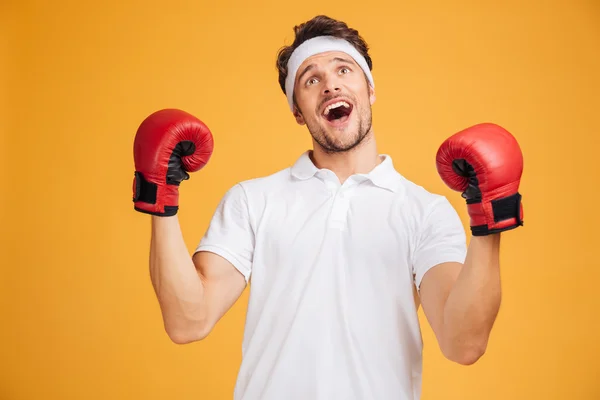 Joyeux boxeur homme excité dans des gants criant et célébrant le succès — Photo