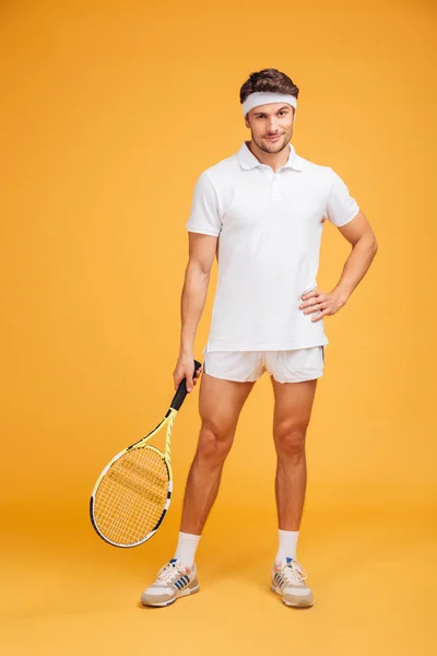 Attraktiv ung man tennisspelare stående och hållande racket — Stockfoto