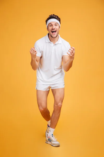 Feliz animado jovem atleta masculino gritando e celebrando o sucesso — Fotografia de Stock