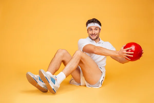 Sport man tränar med Fitness Ball isolerade — Stockfoto
