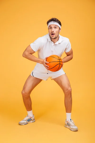 Porträt eines gutaussehenden Mannes beim Basketballspielen — Stockfoto