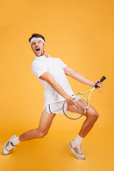 Άνθρωπος τένις παίκτης με ρακέτα τραγουδώντας και μιμούμενοι παίζοντας κιθάρα — Φωτογραφία Αρχείου