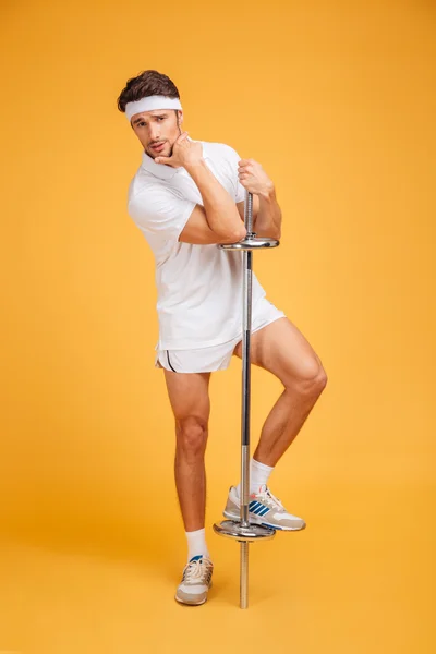 Fešák mladý fitness, pózovací s barbellem — Stock fotografie
