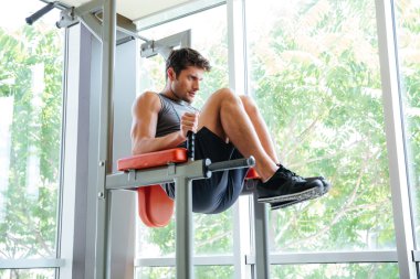 Bacaklar kaldırma ve spor salonunda egzersiz erkek atlet