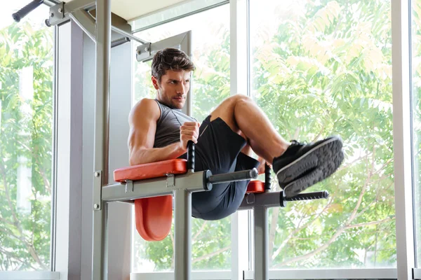 Homem de fitness fazendo exercícios no ginásio — Fotografia de Stock