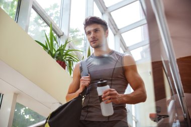 Spor salonunda eğitim den sonra yürüyüş ve içme suyu sporcusu