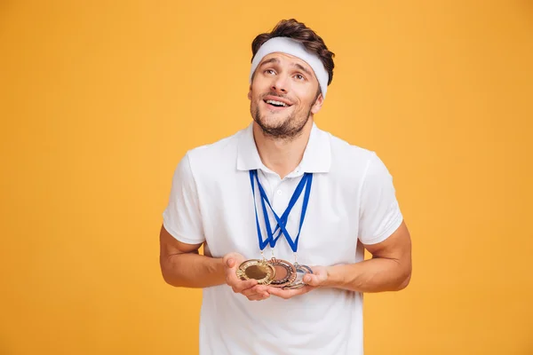 Retrato de jovem spotrsman sorridente com três medalhas — Fotografia de Stock