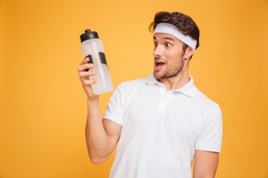 Su şişesine bakan hayran sporcu portresi