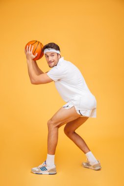 Basketbol oynarken bir konsantre yakışıklı genç portresi