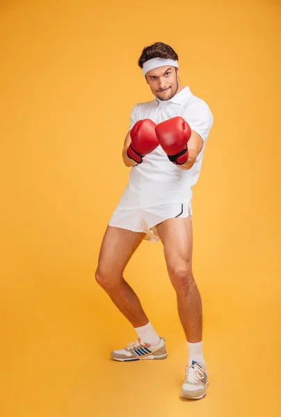 Pełna długość boksera młodego mężczyzny stojącego w czerwonych rękawiczkach — Zdjęcie stockowe