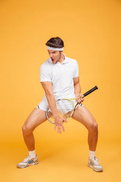 Vicces fiatal férfi teniszező a ütő utánzó, gitározni — Stock Fotó