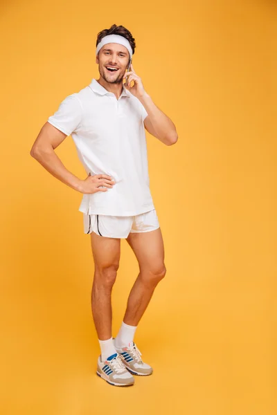 Retrato completo de un deportista hablando por teléfono móvil —  Fotos de Stock