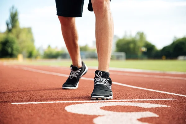 Bijgesneden afbeelding van een sprinter klaar om te starten — Stockfoto