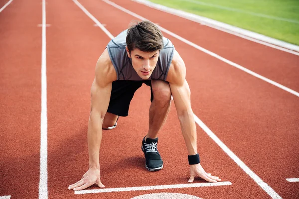 Retrato de um desportista pronto para correr — Fotografia de Stock