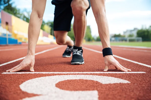 Image recadrée d'un sprinter se préparant à démarrer — Photo