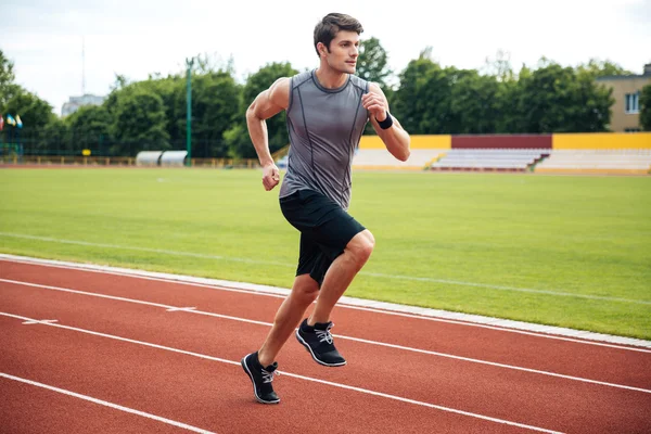 Sprinter rodando em pistas de atletismo — Fotografia de Stock