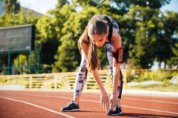 Lekkoatletka robi, stretching ćwiczenia na świeżym powietrzu — Zdjęcie stockowe