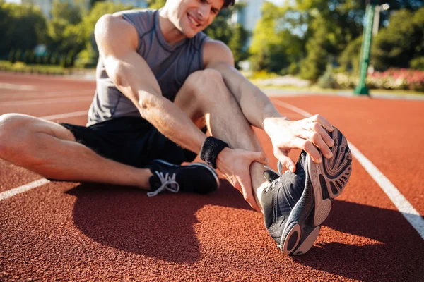 Immagine ritagliata di un corridore che soffre di crampi alle gambe — Foto Stock