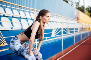 Genç güzel sporcumuz korkuluk üzerine eğilerek