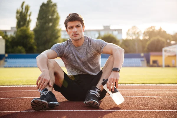 Junger schöner Mann Athlet mit Wasserflasche — Stockfoto