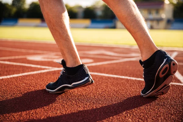 Sprinter bersiap-siap untuk memulai latihan — Stok Foto