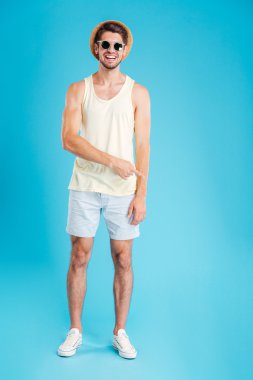 Yakışıklı genç adam ayakta gülümseyen ve aşağı dönük