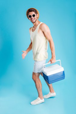 Yürüyüş ve soğutucu ihale genç adam gülümseyen